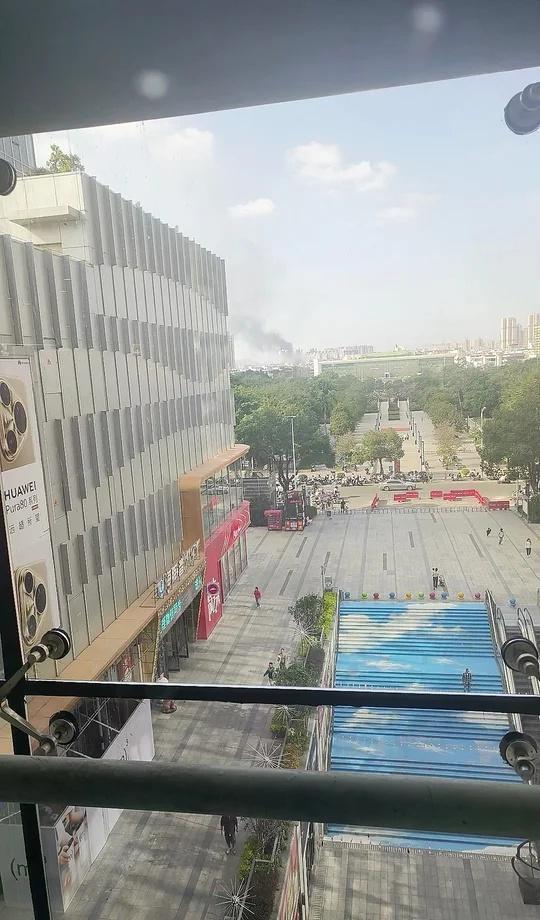 酷酷冒黑烟
百捷对面那边是哪里啊？怎么着火了？谁知道。