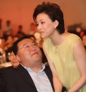 1994年，26岁的杨澜非要和银行上班的丈夫张一兵离婚，转身嫁给了体重200斤，