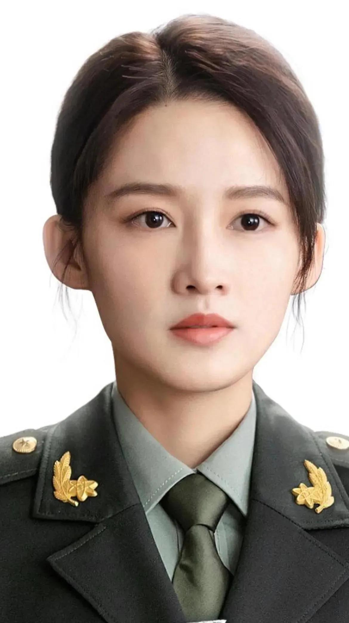 李沁是一位备受瞩目的演员，她的演技和外貌都备受观众喜爱。李沁有着极高的表演天赋，