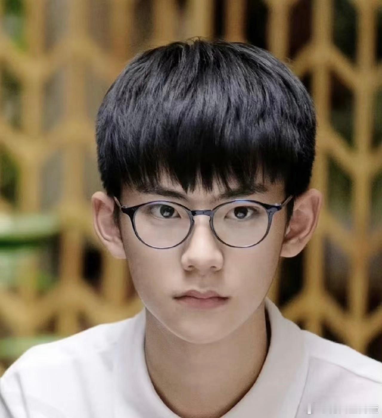 刘家祎演韩一墨太对味了刘家祎这张脸天生适合演悬疑 韩一墨被刘家祎吃透了！阴郁藏疯