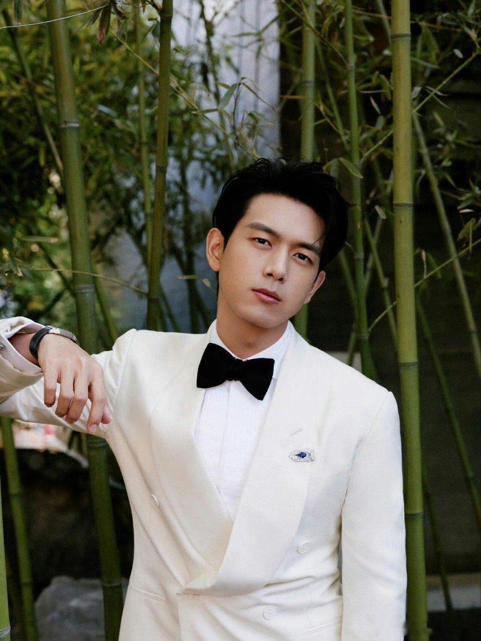 七夕基础现男友就不基础啊啊啊啊李现不愧是现男友，这也太帅了吧，和白色的适配度拉满