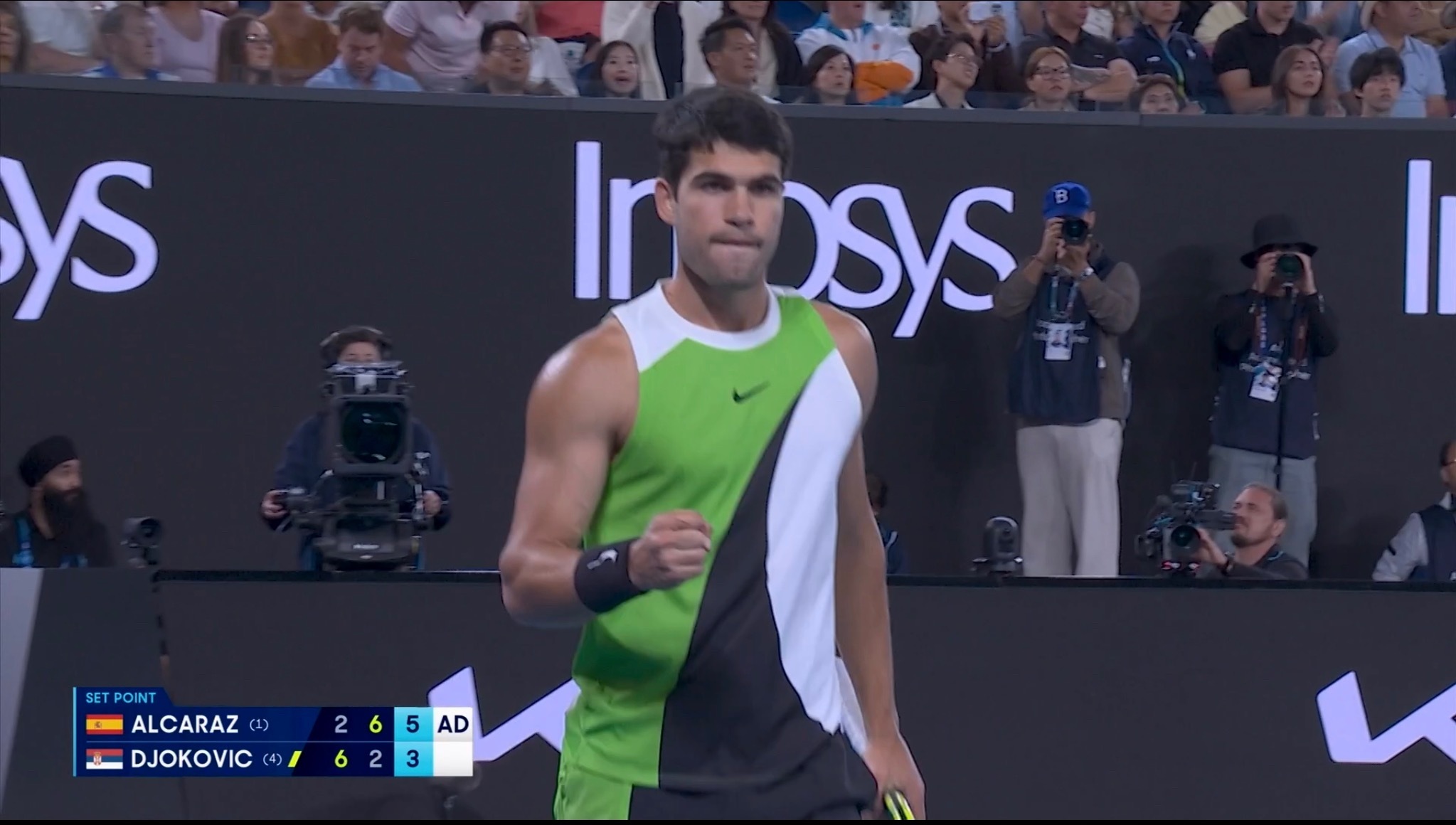 阿卡恢复了本届赛事前面的表现，完全限制住了德约的发挥，胜利的天平开始倾斜了德约科