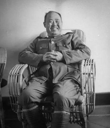 作为新中国的水利部长，傅作义不吸烟，不喝酒，平时吃饭力求节俭，严格按照中央的标准