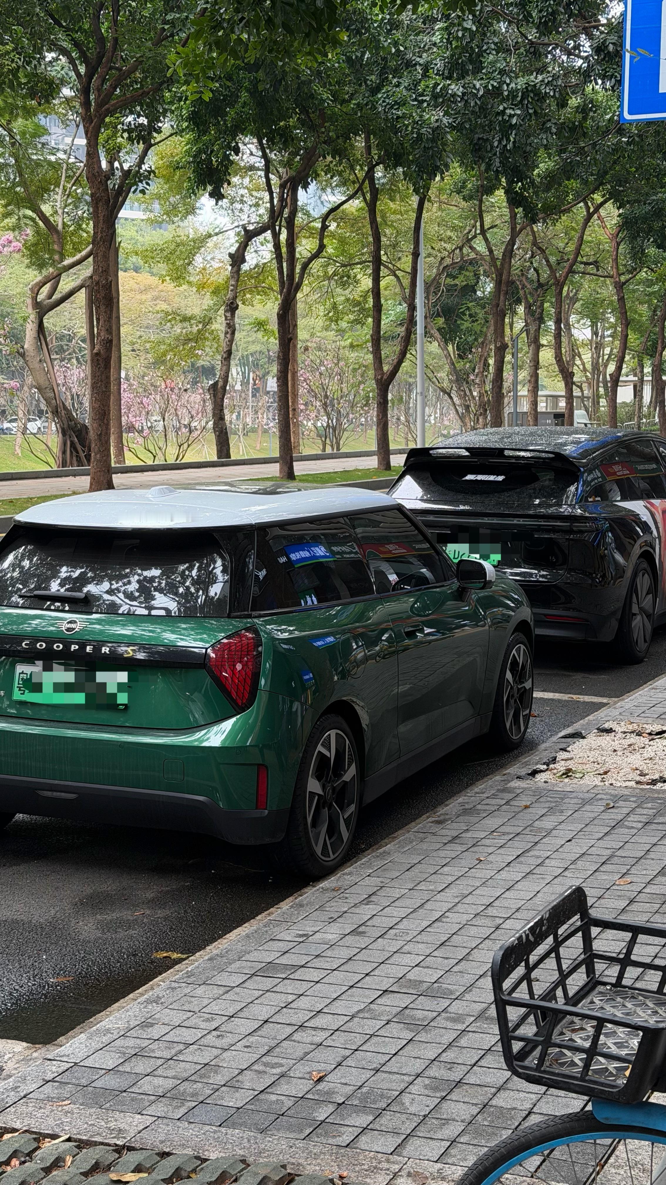 走到路边突然大脑宕机了我今天明明开的是兔子警官出门啊怎么有个一模一样的电 mi 