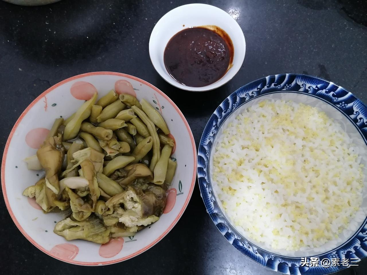 傍晚，我去食杂店买挂面，老板娘送我一兜茄子和豆角，是她家小园种的。

食杂店门前
