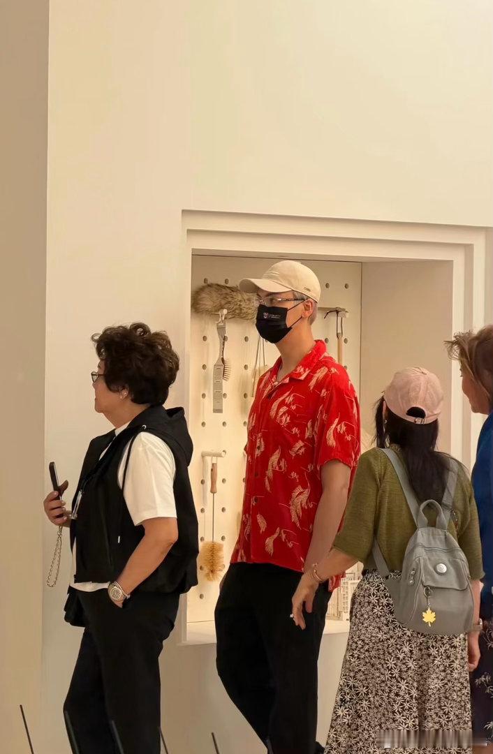网友秦皇岛偶遇陈伟霆网友偶遇陈伟霆带妈妈逛街褪去舞台上耀眼的光环，此刻他只是陪伴