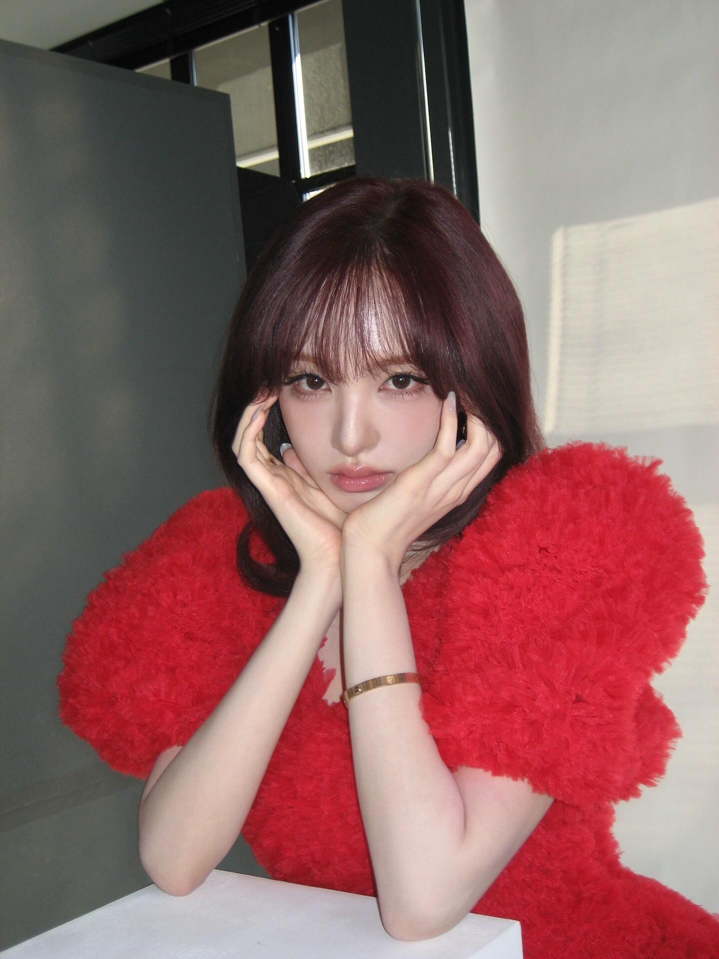 Liz今日ins更新此女很适合大红色❤️🖤 