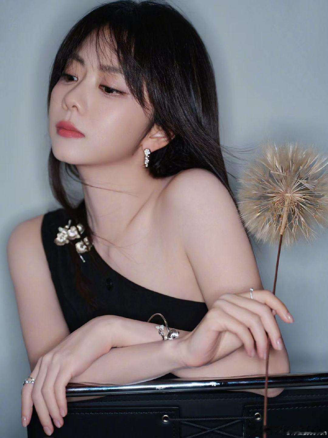 谭松韵开小车好萌 终于明白大家为什么反复循环这段，谭松韵平时演戏可塑性很强，坐上