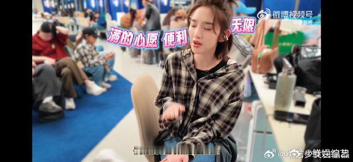 唐艺昕李小冉练歌快疯了李小冉在线抓狂，数拍数到怀疑人生，唐艺昕在一旁都看乐了。乘