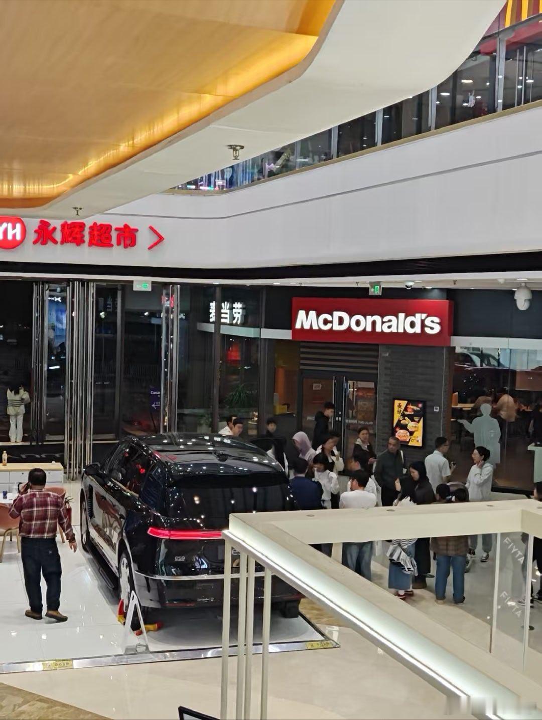 衢州今天大暴雨，没想到看 ES9 的人还不少。 