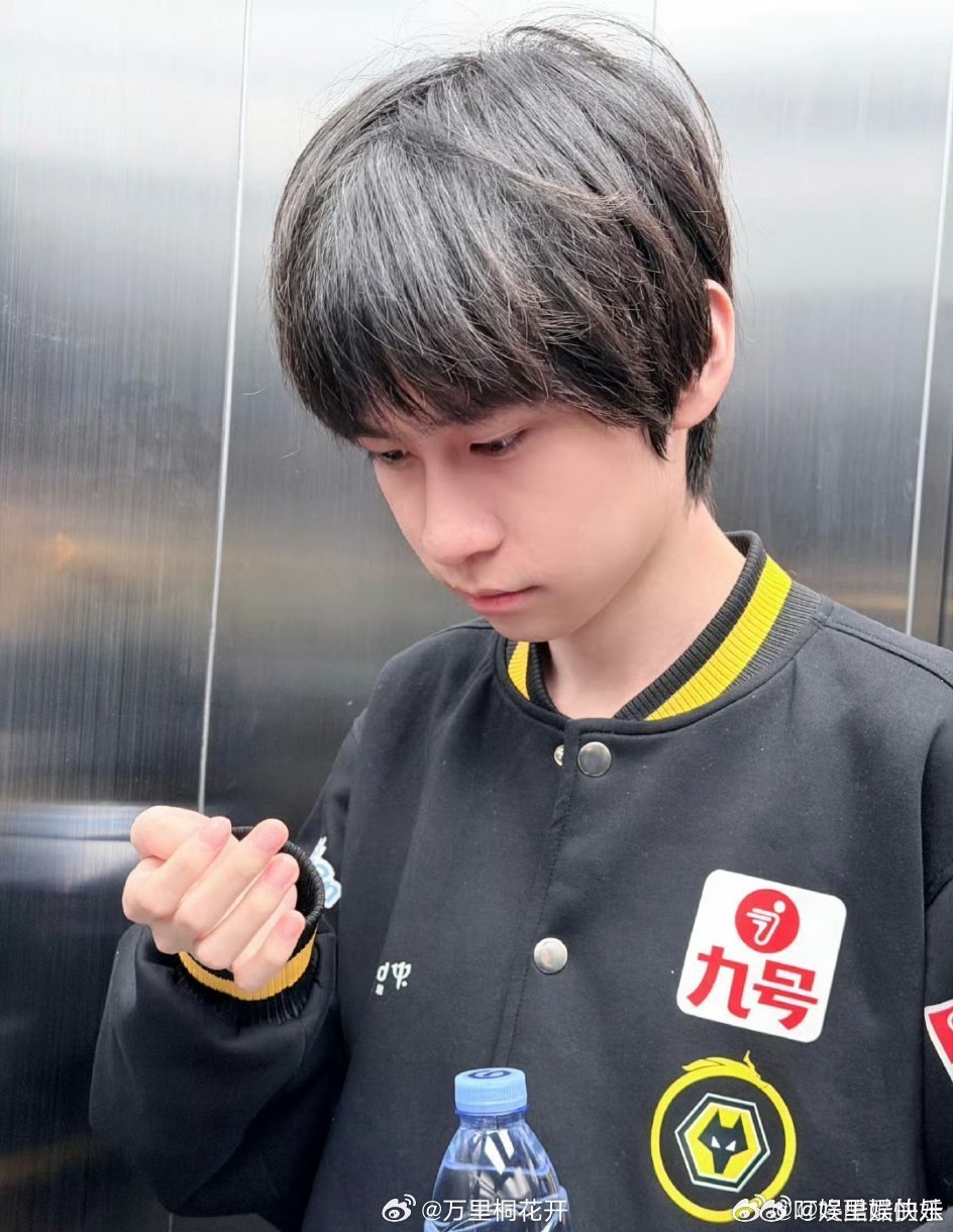 重庆狼队清清皖皖合体 清清皖皖合体，重庆狼队粉丝的快乐源泉！两人同框互动超有爱，