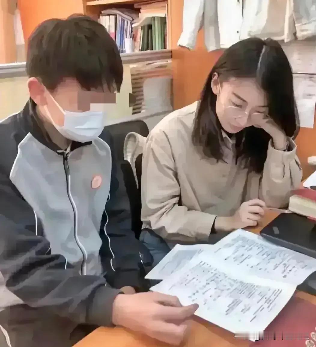 随着“女教师出轨16岁学生”被举报，学校通报停职调查，将引发“蝴蝶效应”有二

