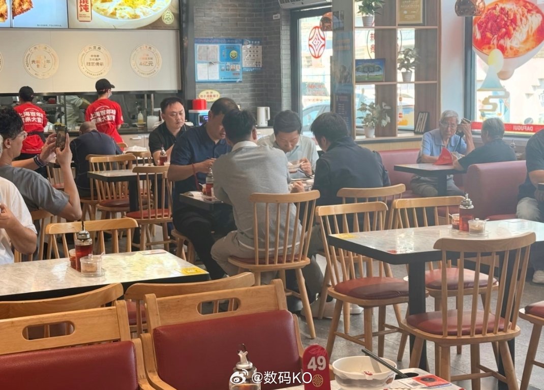 雷总在上海大富贵吃完早餐，又去参观B站了，陈睿迎接两人合了影，这一天路程是真的忙
