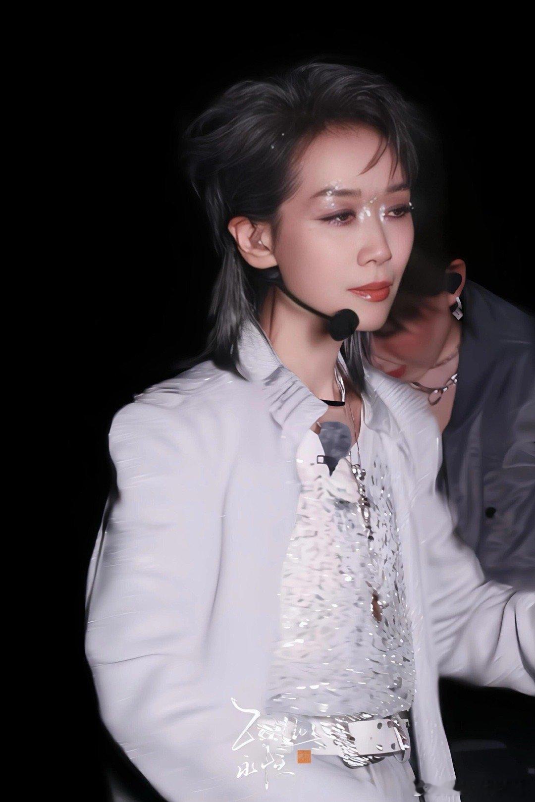 第一次在一个人身上看到了美飒感狼尾短发这一块没人比得过她 下了舞台她又秒变憨憨大