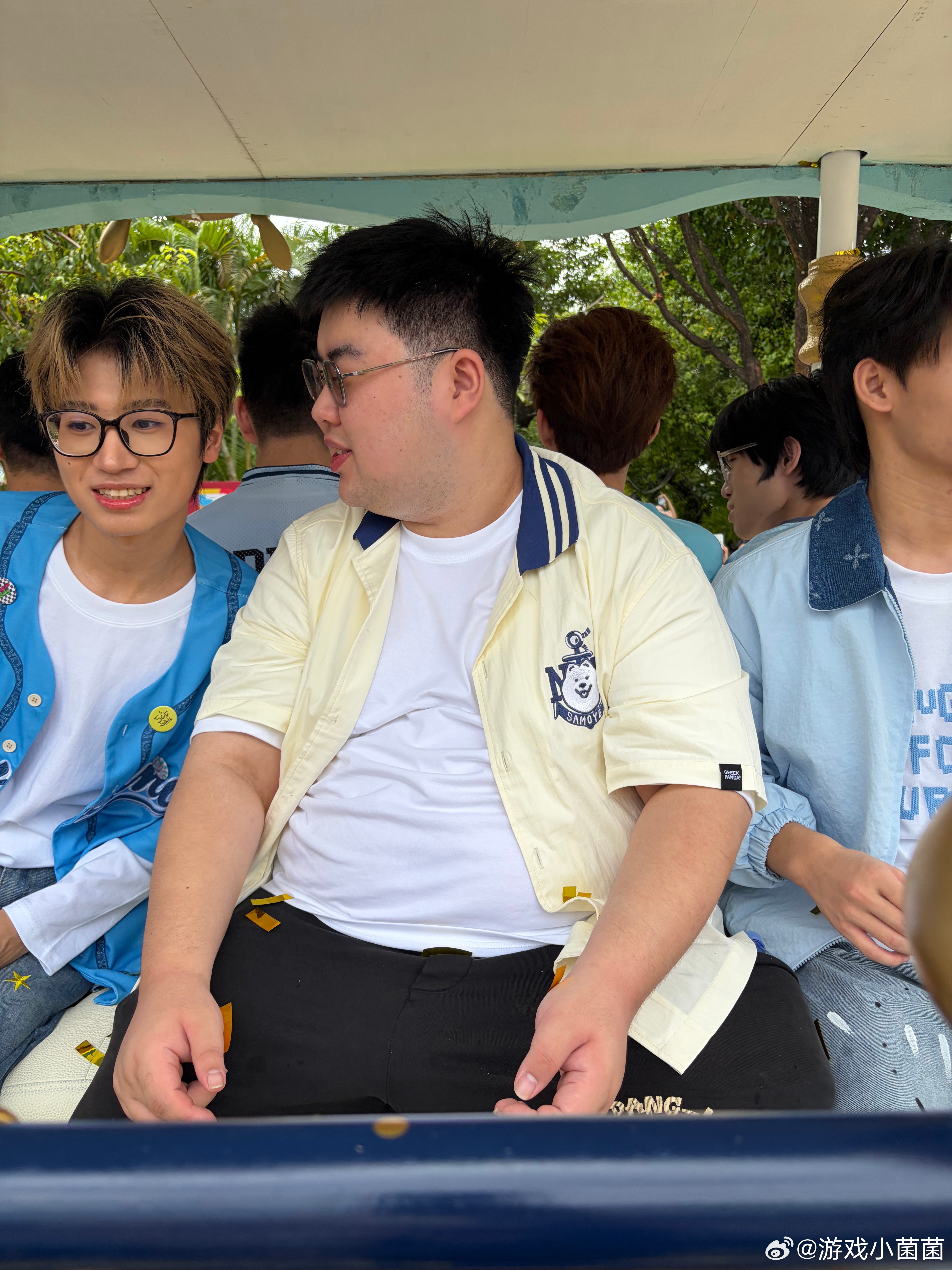 TTG夏决冠军花车冠军花车缓缓向前行驶，队员站在车上向着沿路的观众挥手，尽情享受