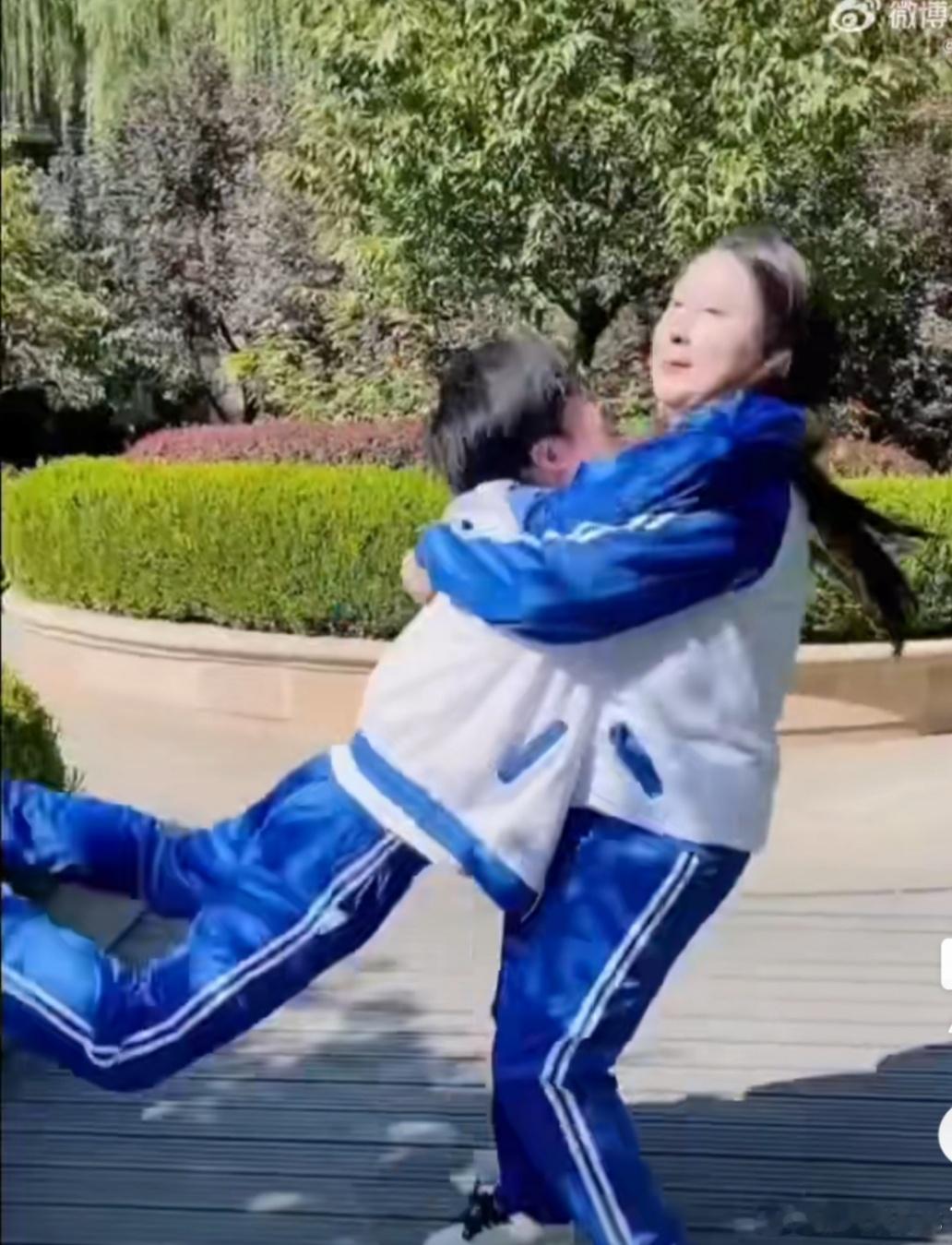 #芥末MV抽象版#薛之谦和锤娜丽莎的芥末MV，简直是抽象艺术的巅峰，看得我面膜都