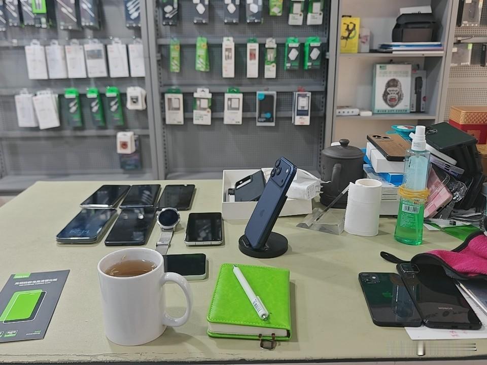 难道我真的只适合卖安卓机？刚才在店面上成交了一台小米15Pro 亮银版。小米15