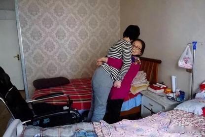 陕西，一女子因车祸成为植物人后，婆婆挺身而出，不离不弃照顾了她12年！儿媳醒来后