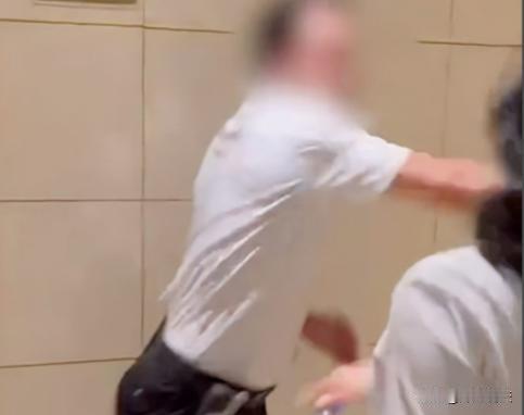 内蒙古，男子是公司领导，开会的时候底下的人看他不顺眼，一个男下属直接就一个嘴巴子