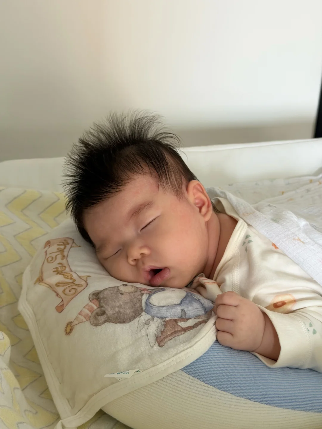 50多天的宝宝趴着就睡得很香