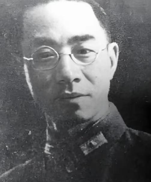 1949年2月，解放军代表冯基平推开北平东城弓弦胡同一间库房的大门，灯光打上去的