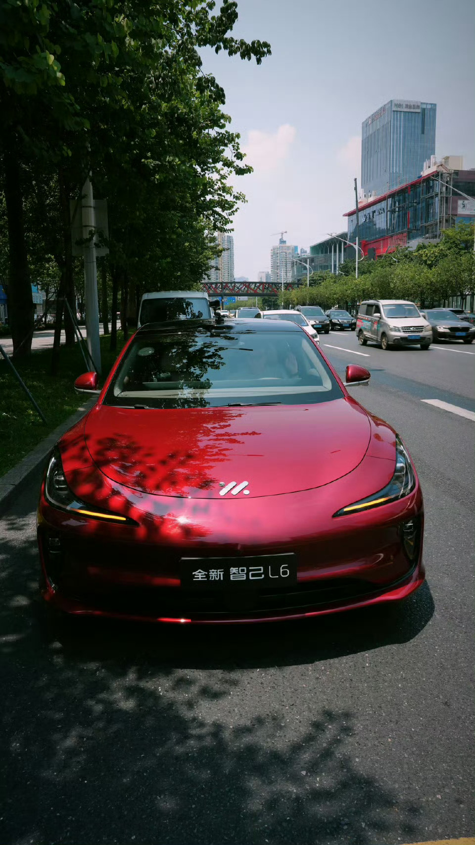 智己L6这个配色是我最钟情的颜色，当然，红色也耐看，看着贵气 深圳·深圳深业上城