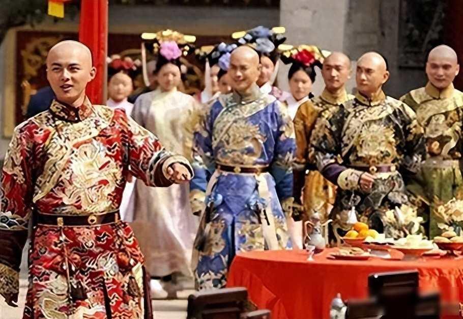 1722年农历十一月十三日，康熙帝驾崩于畅春园。按理说，新皇登基是头等大事，诏告
