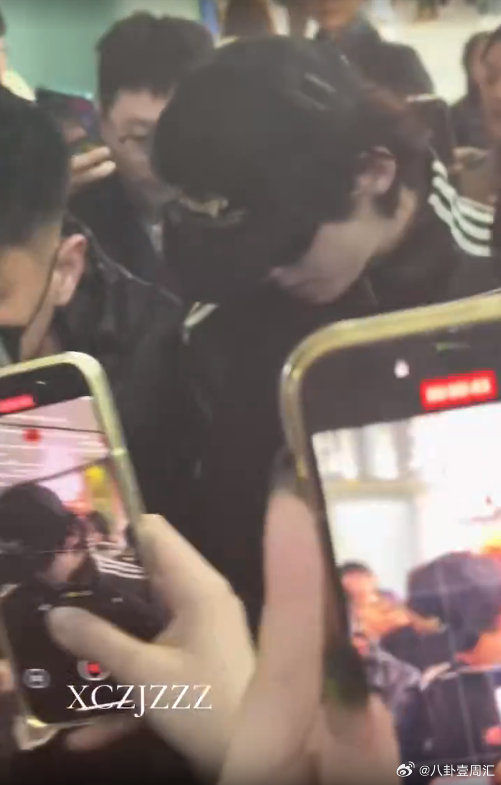 赖伟明 地上有人 咱小明现在超有分寸，不敢笑不敢执法，就怕出状况。看到姐妹摔倒难