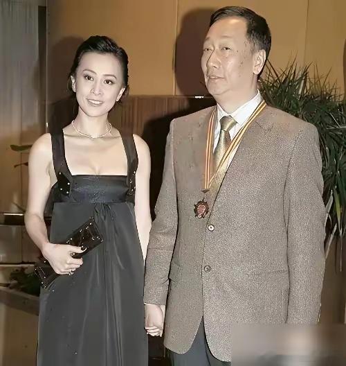 郭台铭当年到底有多猛？当着全港台媒体的面，十指紧扣牵着刘嘉玲走红毯，私人飞机带着