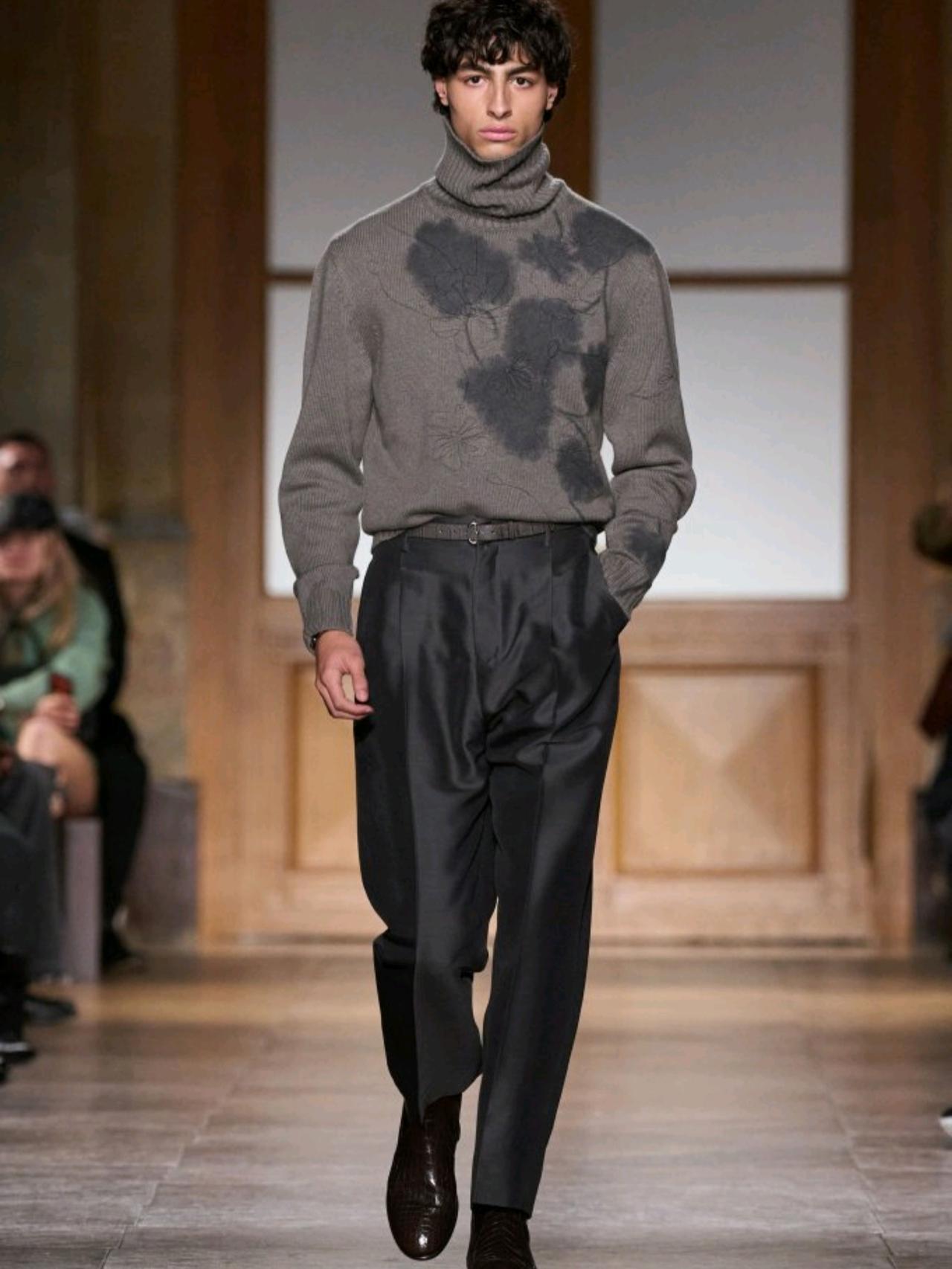 Hermès 2026秋冬男装系列，以深邃的炭灰与墨蓝奠定基调，如巴黎冬夜般沉静