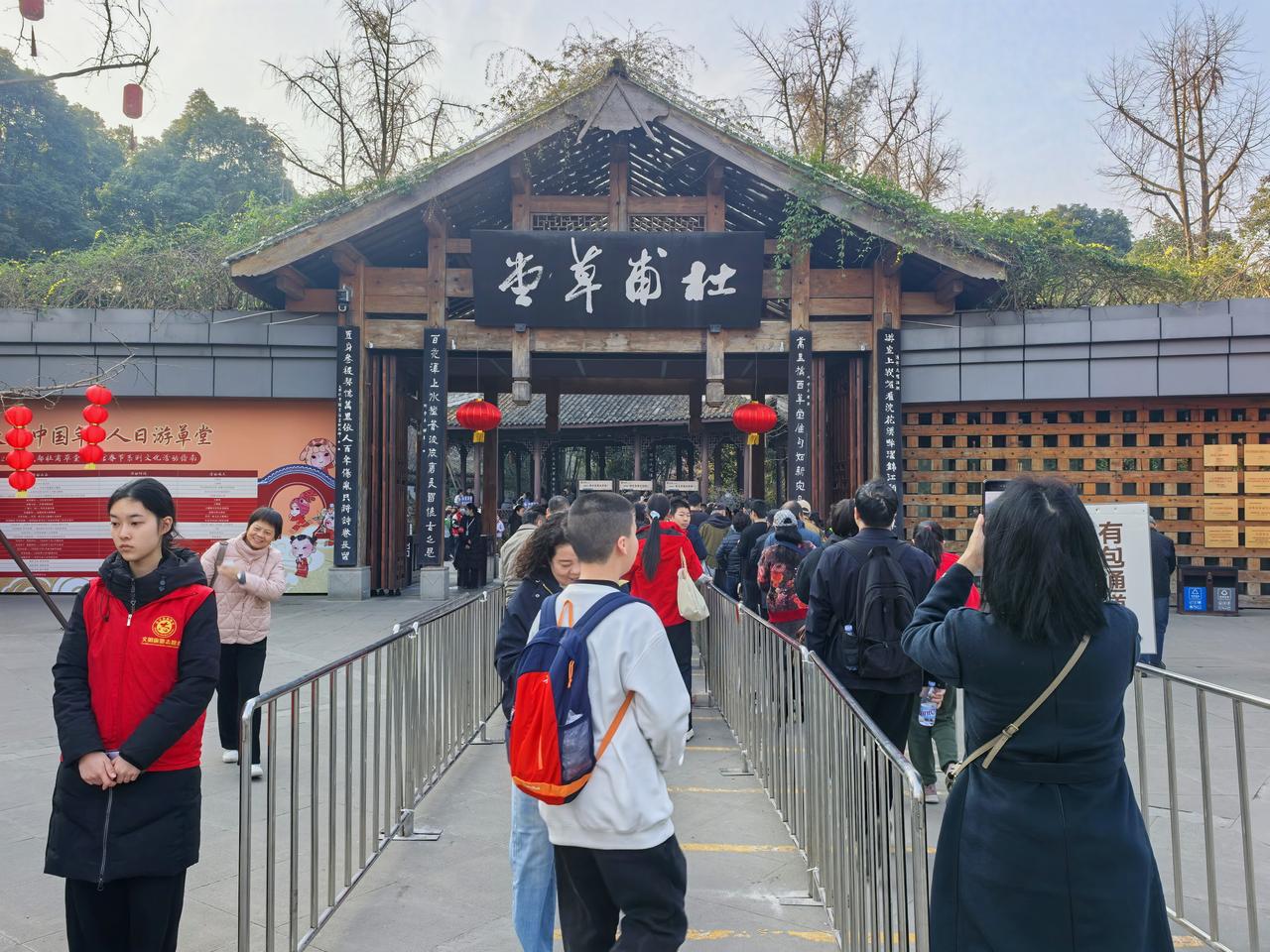 我在成都过大年五︱游杜甫草堂：梅兰盈袖，诗韵千年。
丙午马年正月初四，我在成都的