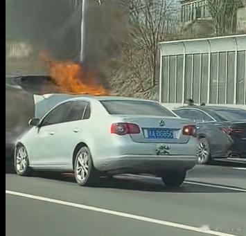 两辆油车追尾，也烧起来了……红色的火焰和黑色的烟，和电池烧起来不一样。 