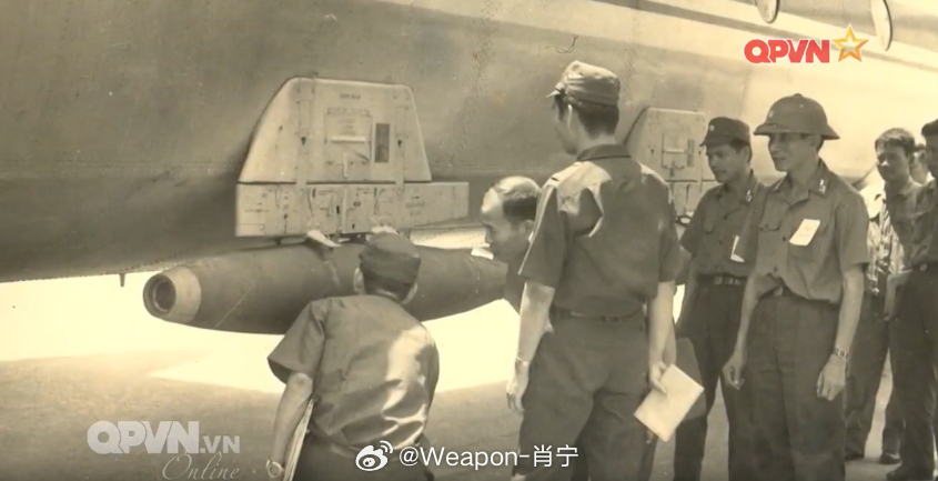 烽火问鼎计划照片中的历史 在越南人民空军与红色高棉作战期间，地勤人员正准备将MK