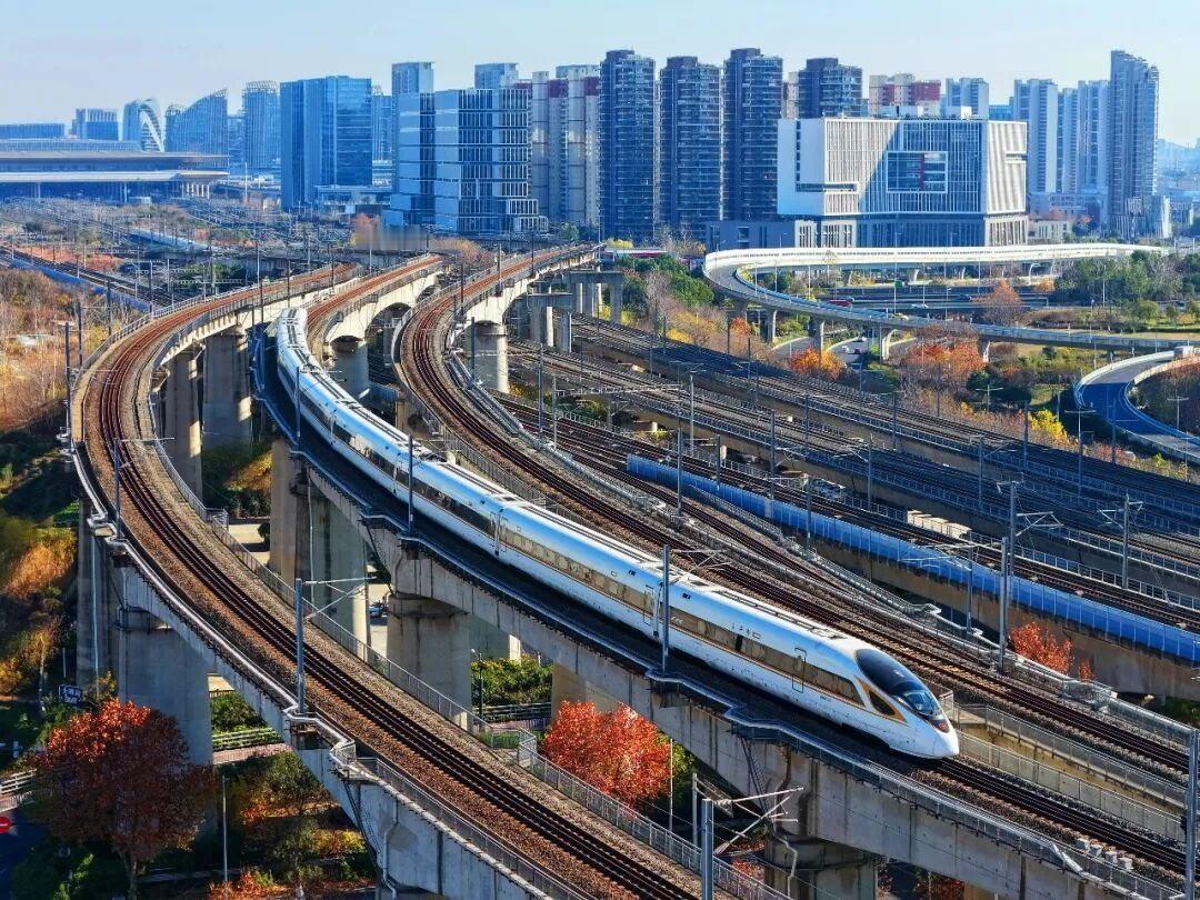 截至2025年底，全国铁路营业里程达到16.5万公里，其中高铁营业里程超过5万公