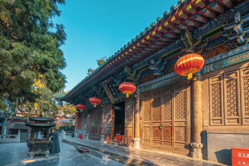《少林寺》
嵩岳深藏古刹幽，千年钟鼓荡云悠。
武僧棍影惊飞鸟，禅壁经文映宿秋。