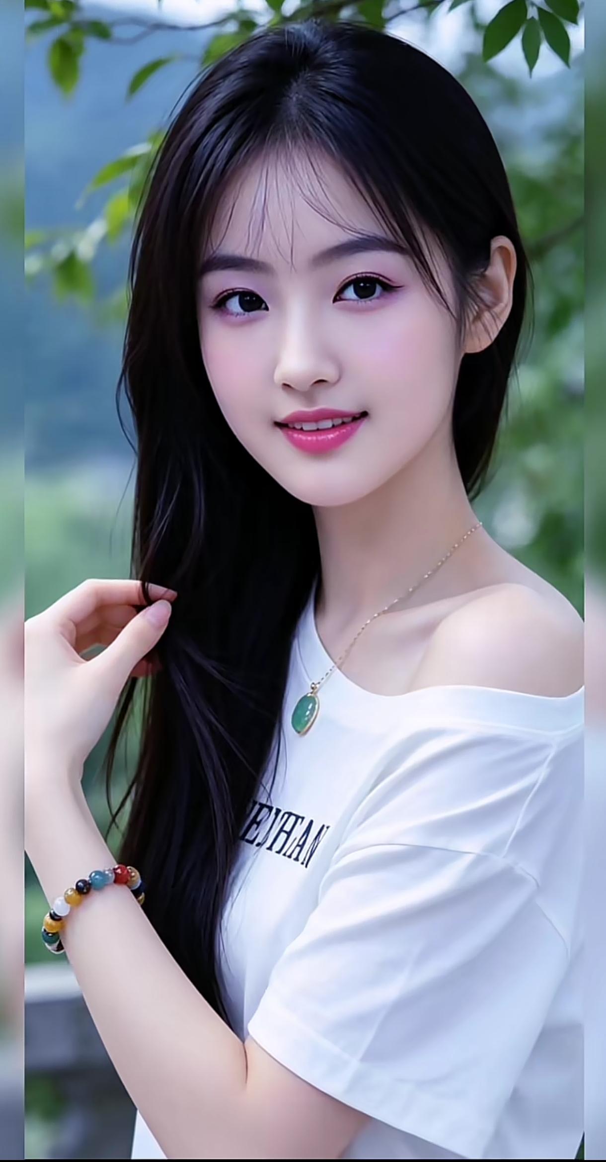 清新自然，少女心满满，绿宝石项链点缀，元气满满的一天！🌿💚✨分享你最近随拍的
