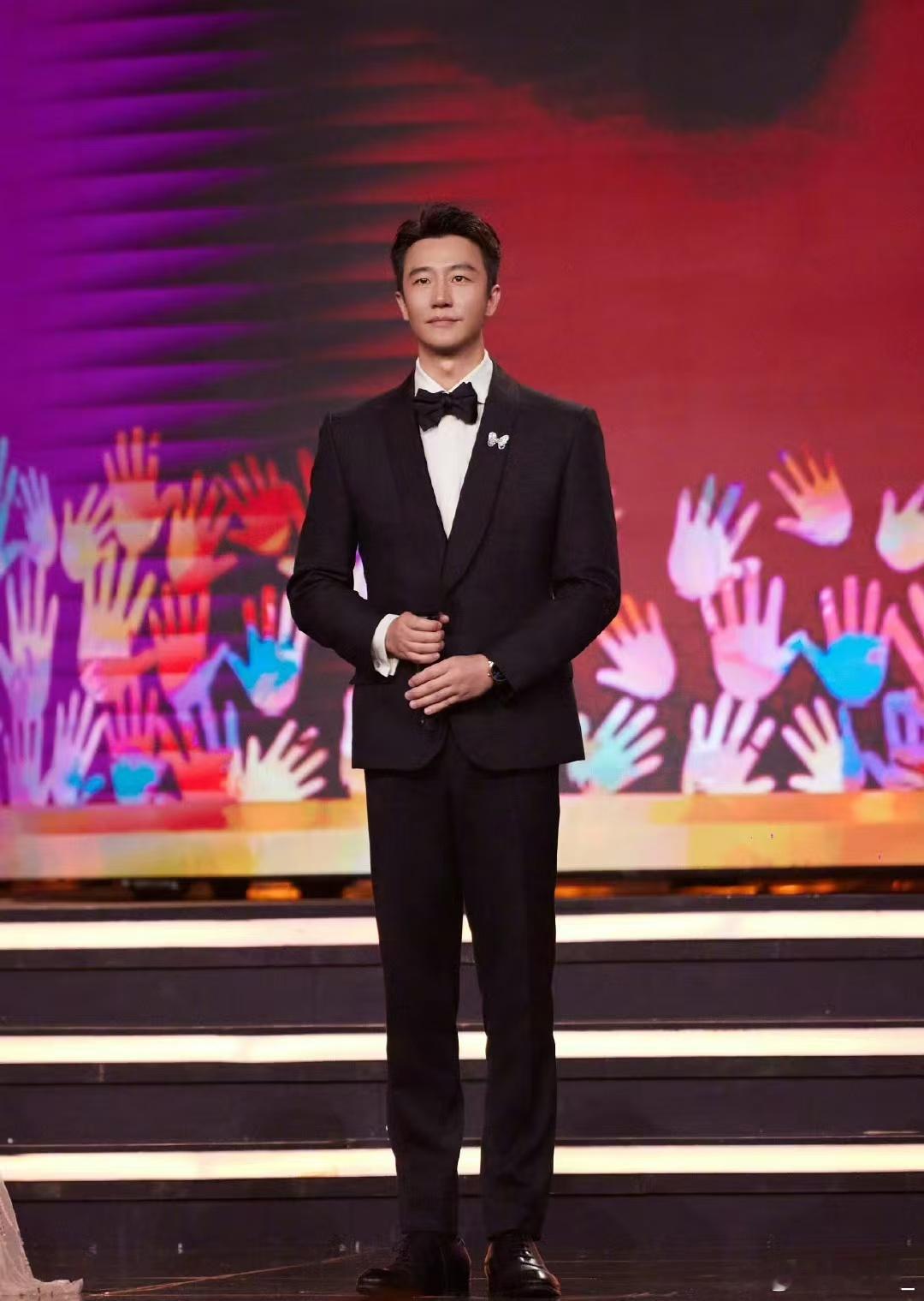 #黄轩方起诉狗仔# 现在好多狗仔手里没东西，就在这里放瓜🍉，支持黄轩维权#黄轩