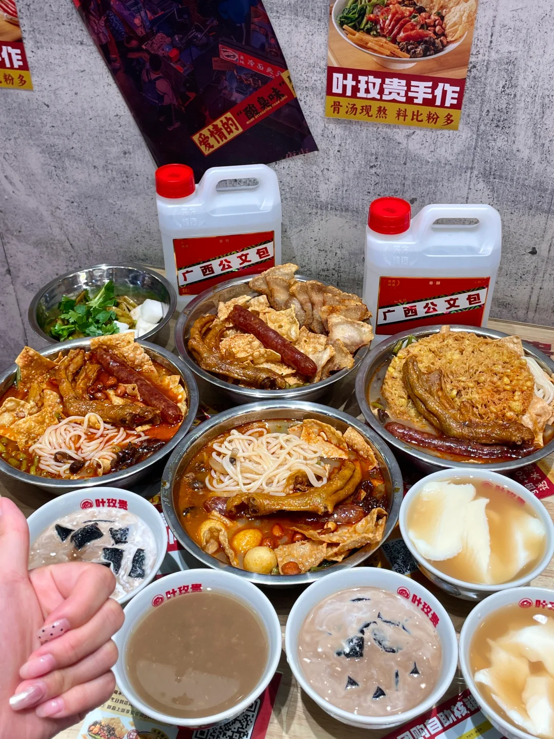 拎着公文包💼来吃螺蛳粉啦！！！