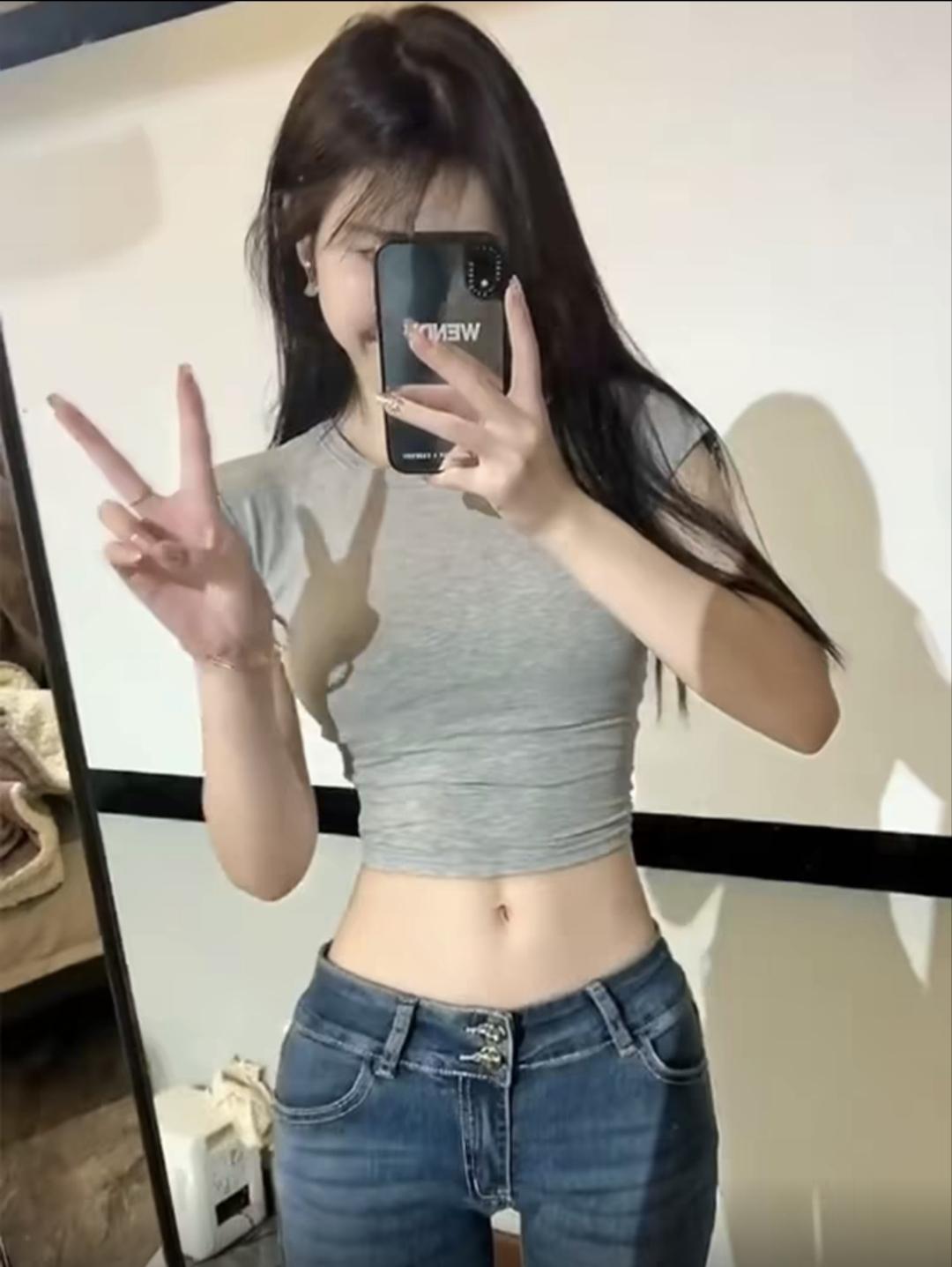 为什么女生穿裤子不爱系皮带？

三个字：不需要。

现在裤子高腰弹力，版型自带收
