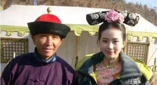曾哥，一个在北京横店打拼多年的人物，被誉为那里的“龙套王”。他的故事让我觉得，这