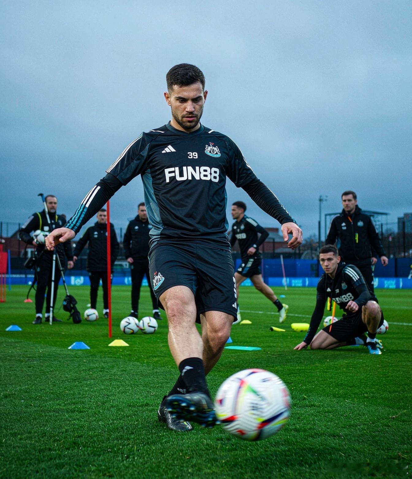 阿森纳继续推进中场补强计划，目前正与纽卡斯尔就吉马良斯转会一事进行持续磋商。这笔