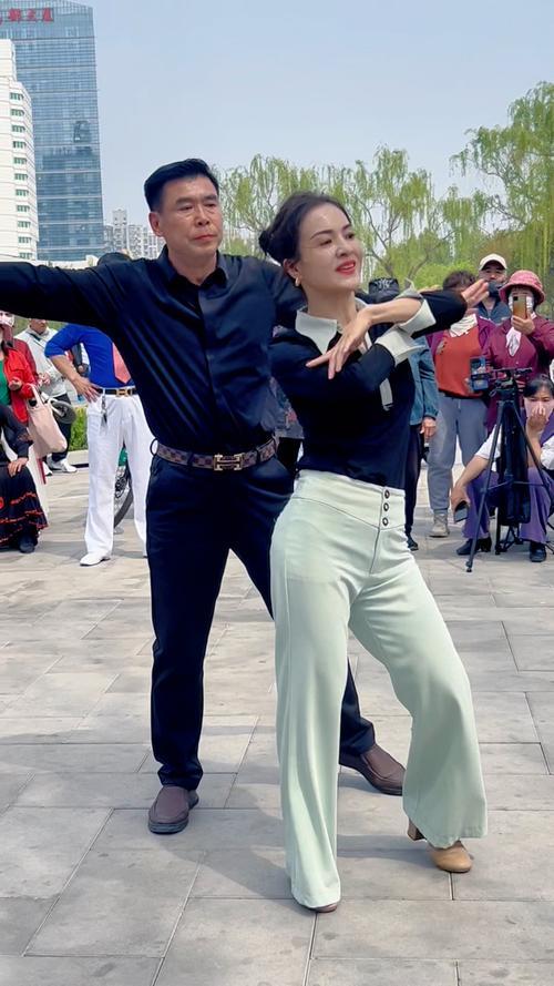 男人出轨对门女邻居，女主人怒发冲冠，吵架、砸家具，与对面女邻居见面就互掐，这都是