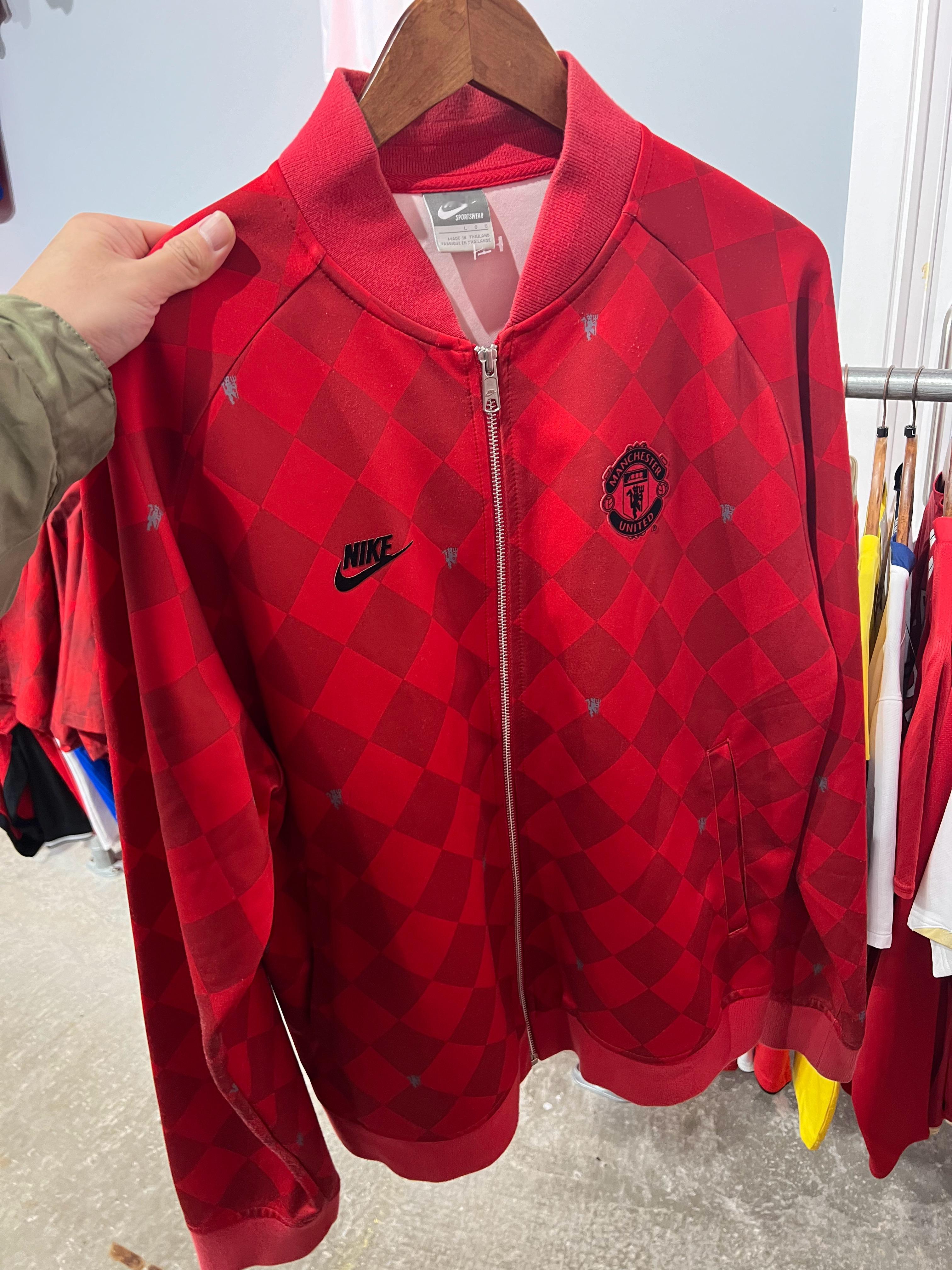 昨天在Classic Football Shirts碰见了这件耐克时期的曼联夹克