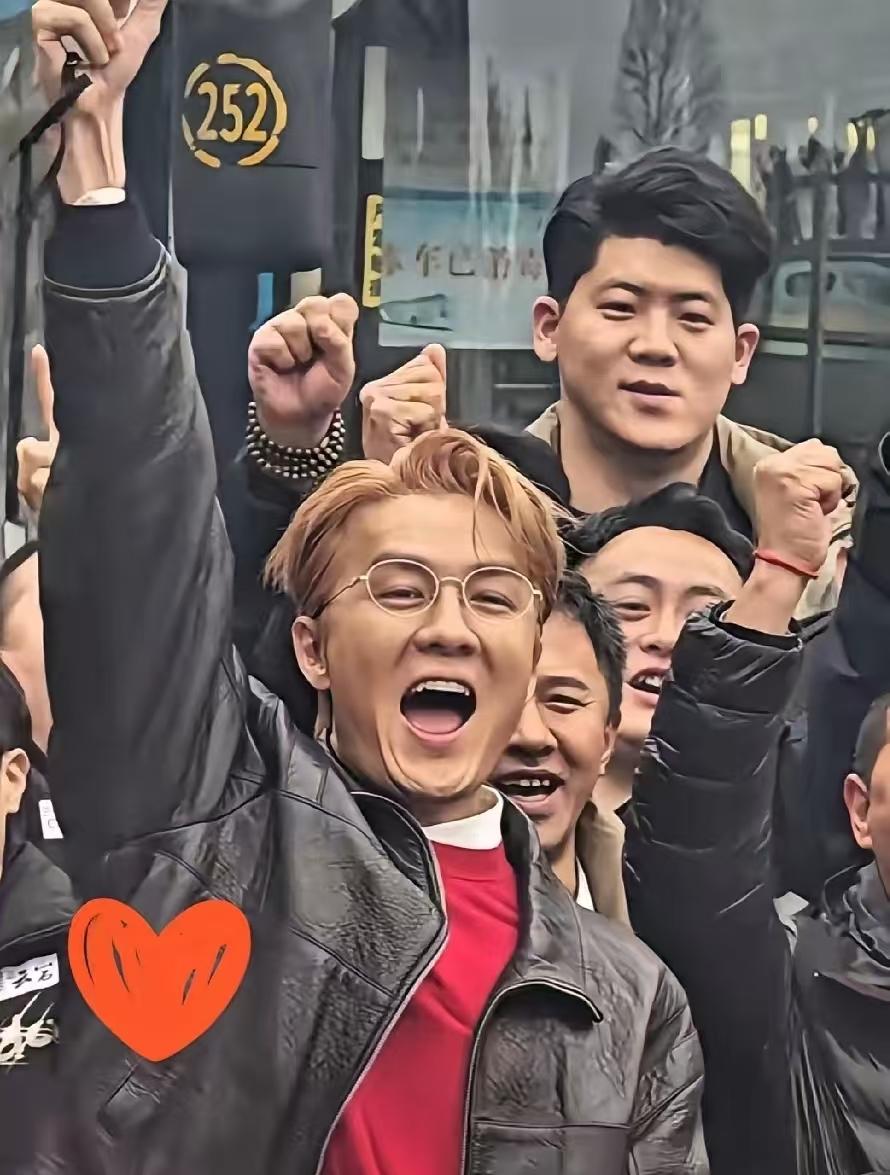 内蒙古呼和浩特，视力残疾的男子洪波开了家饺子店，饺子店里的员工大多是心智障碍的孩