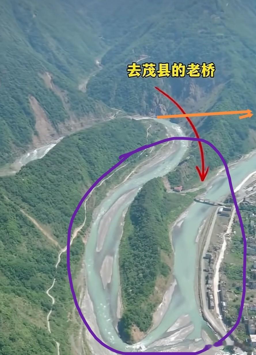 老北川县城的这条河早就该改道了，改道之后，这座县城原址还可以住人，而且再也不会遭