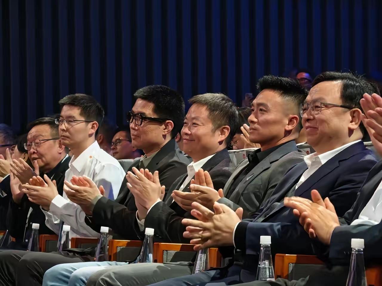 小米新SU7发布会，车圈大佬几乎都来了——王传福、李想、何小鹏，还有北汽、阿维塔