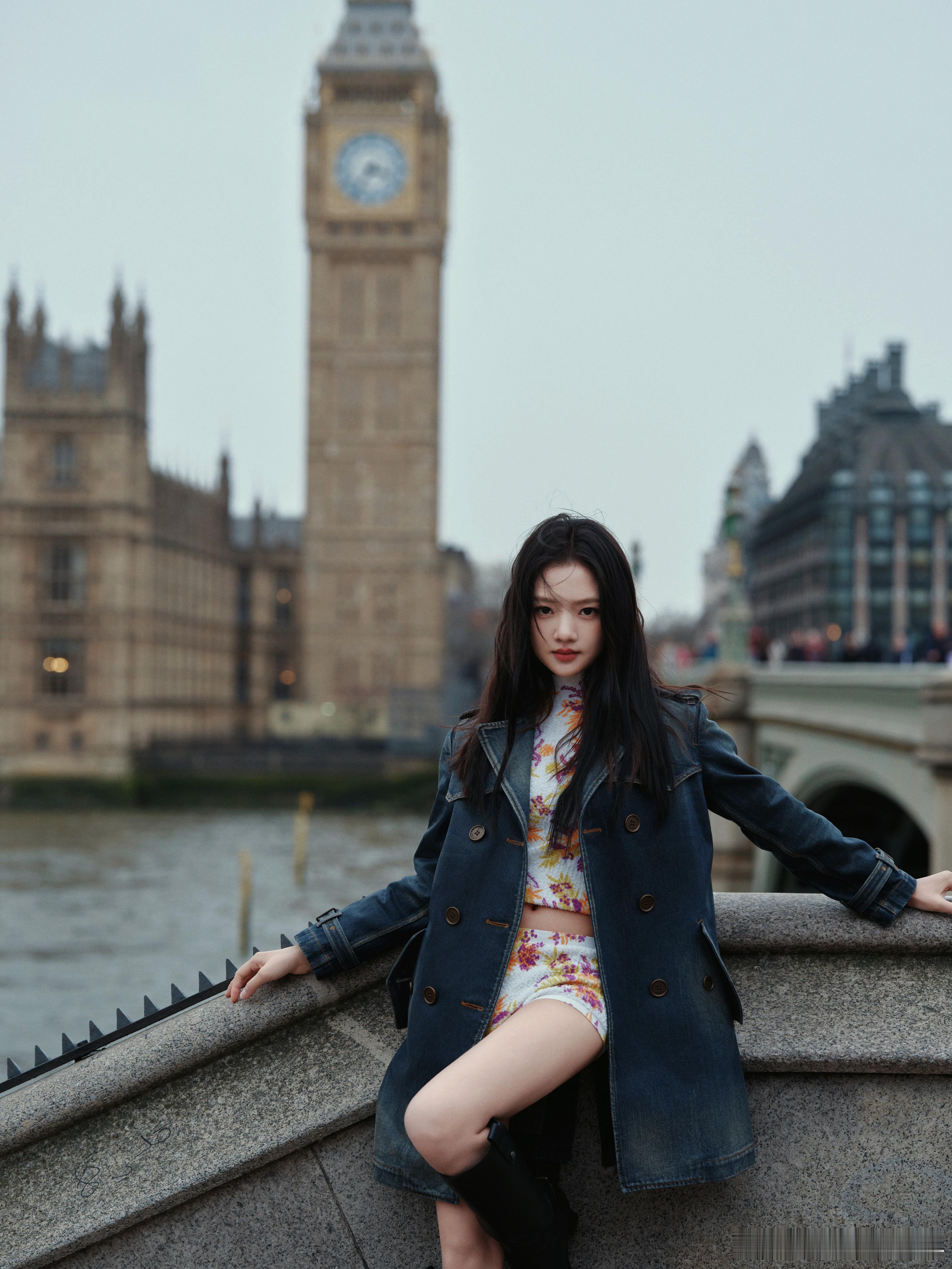 任敏伦敦秀场生图状态任敏风衣搭配花卉辣妹套装 敏敏子这波穿搭赢麻了！风衣的利落撞