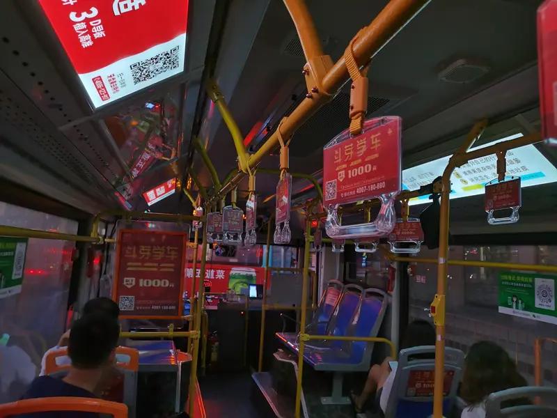 四川乐山公交车上的“贞洁是女孩最高贵的嫁妆”等争议广告，本质是传统观念与现代价值