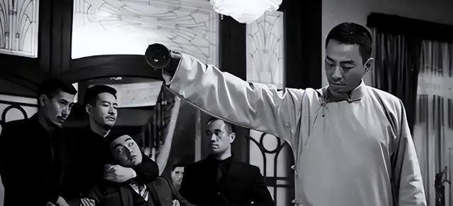 1936年夏天，蒋介石的外甥俞洛民在电梯里不小心踩了警察局长陆连奎小老婆的脚，结