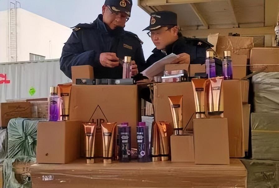 你敢信吗？几块钱的劣质原料，灌装成大牌化妆品，重金属、菌落双双超标，用在脸上直接